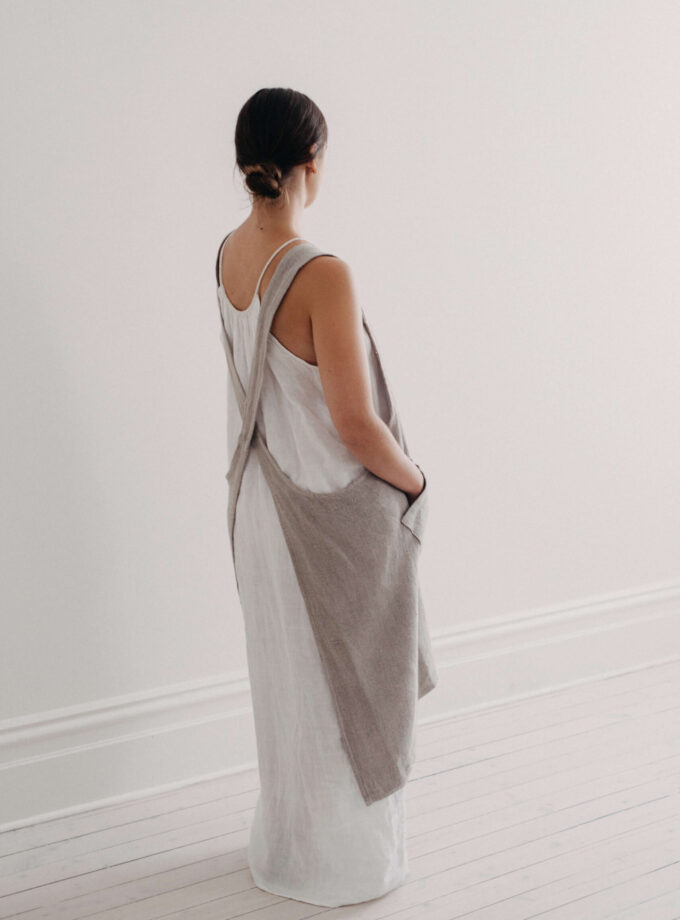 Harlow Linen Cross-Back Apron - Putty